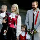 Kronprinsfamilien hilser barnetoget i Asker utenfor Skaugum (Foto: Stian Lysberg Solum, Scanpix) 